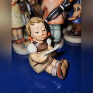 Hummel "girl with sheet music" authentic Excellent condition
